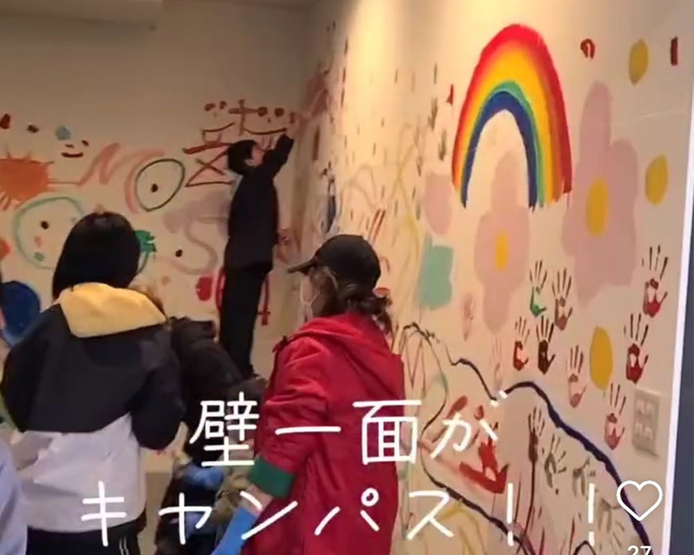 店内の壁に絵を描くイベント