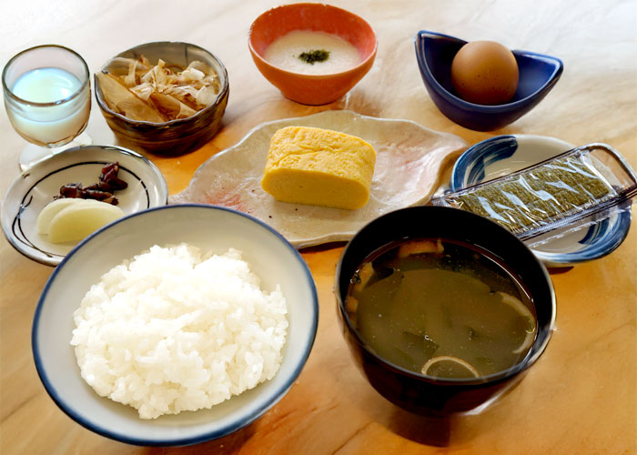 ご飯と味噌汁などをそろえた和朝食の一例