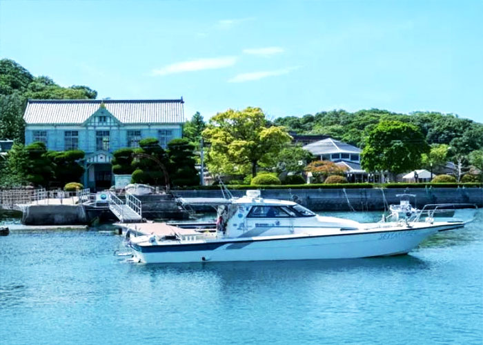 粟島の港に並ぶ船と島の風景