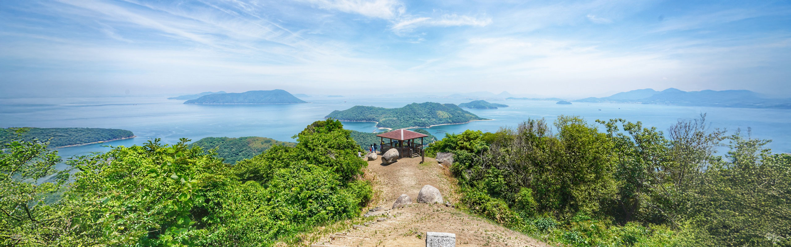 城山から見渡す粟島と海