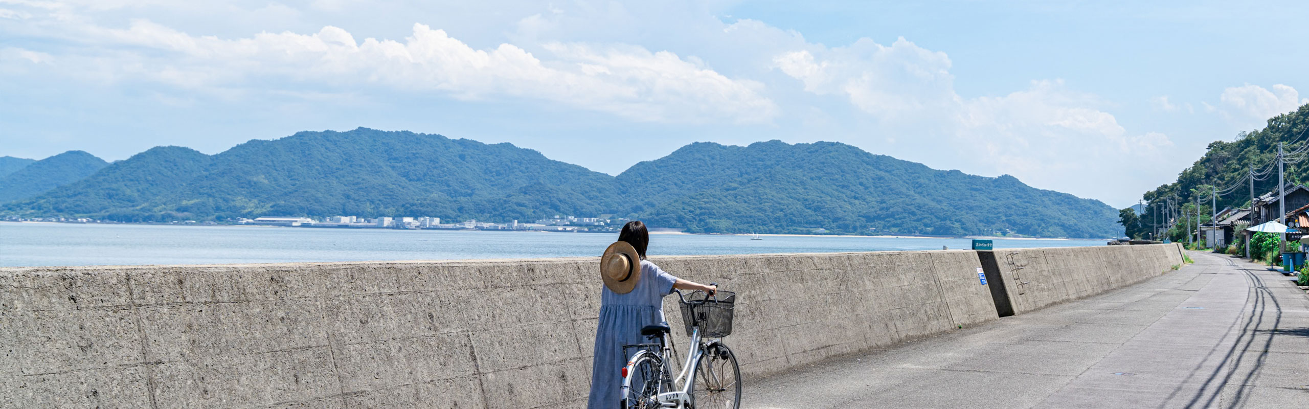 粟島の海沿いの道と瀬戸内海