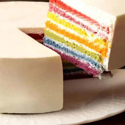 切り分けたレインボーケーキ