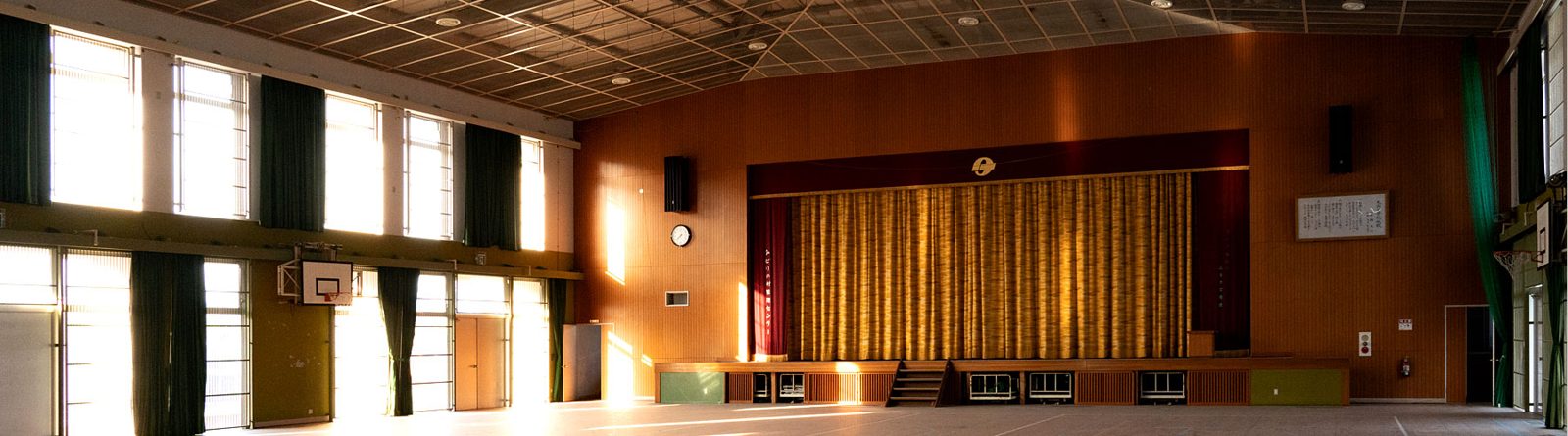 大浜小学校の体育館。ユーザー指定の実写写真。
