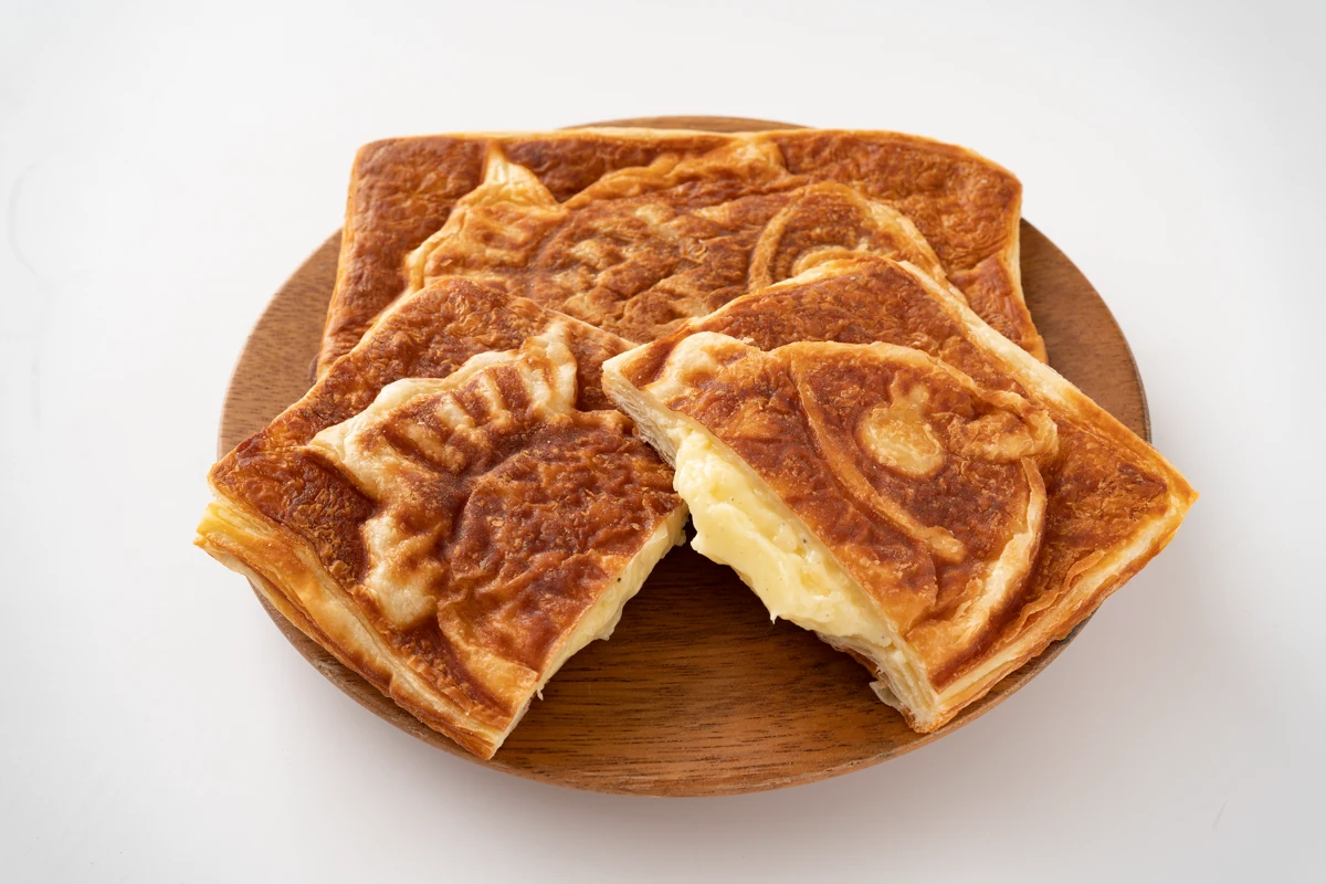 お皿に盛り付けたウフクリームのクロワッサンたい焼き