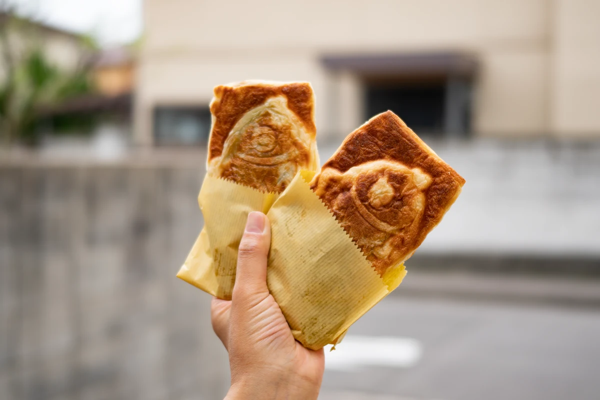 手に持ったクロワッサンたい焼き