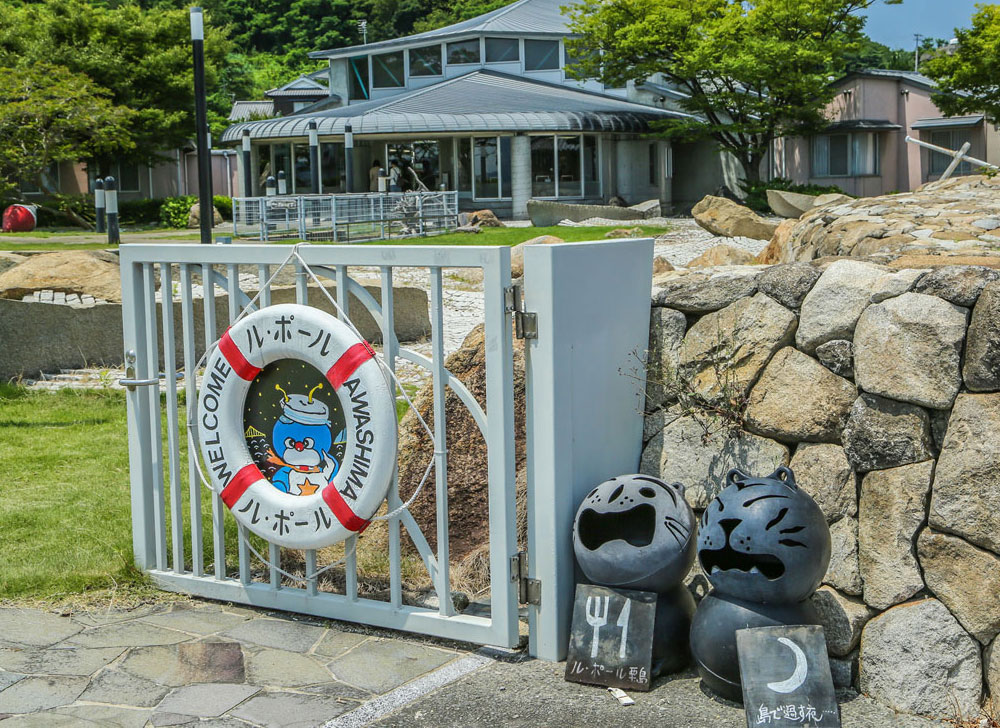 粟島と宿の風景